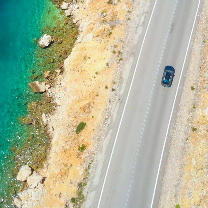 coche en una carretera junto al mar en Grecia